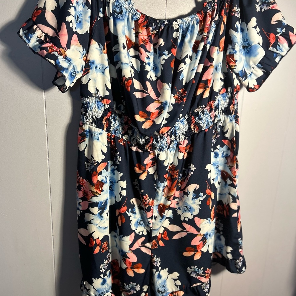 Floral Women's Romper size large - Navy and White